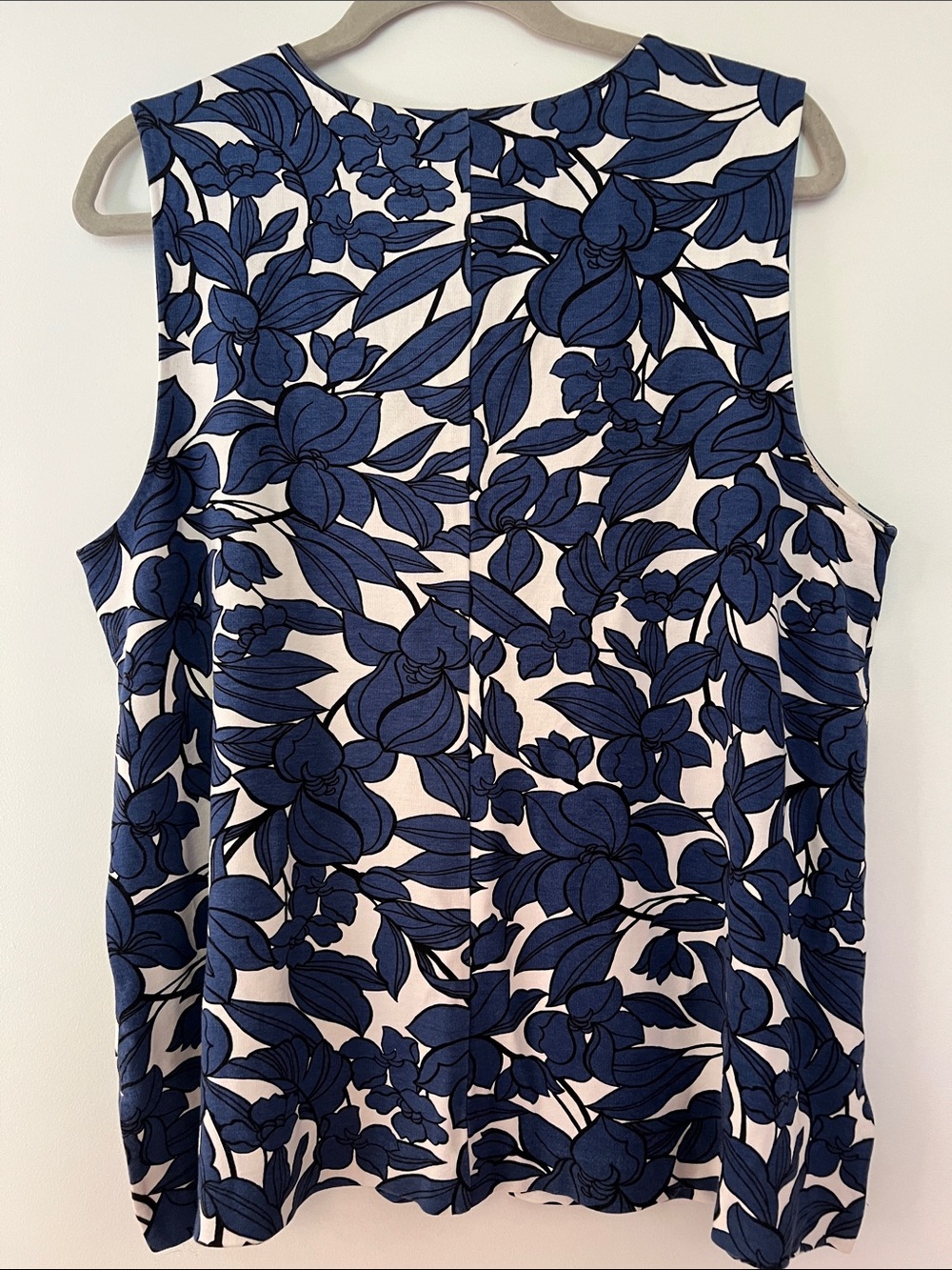Ann Taylor Navy Floral V-Neck Sleeveless Top - Picture 2 of 5